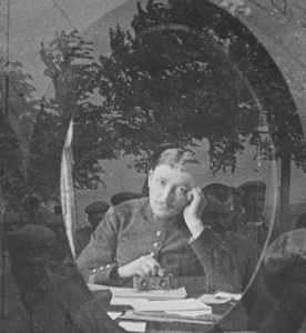 Marcel Chatenay dans sa chambre, à Ypres, en décembre 1914
